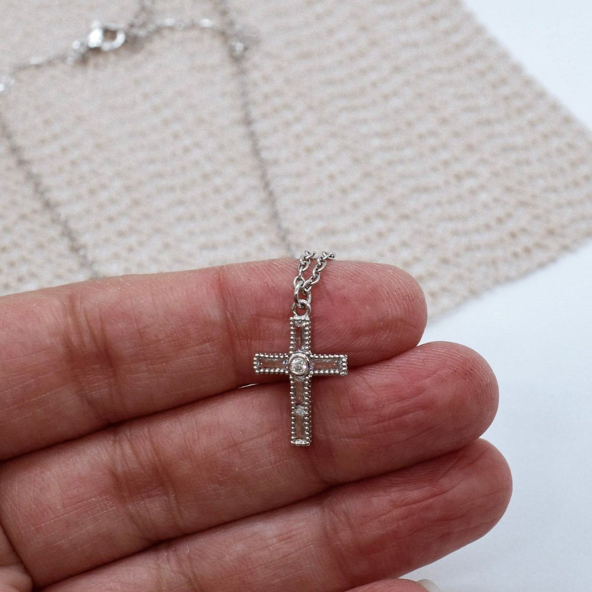 Cross tiny necklace