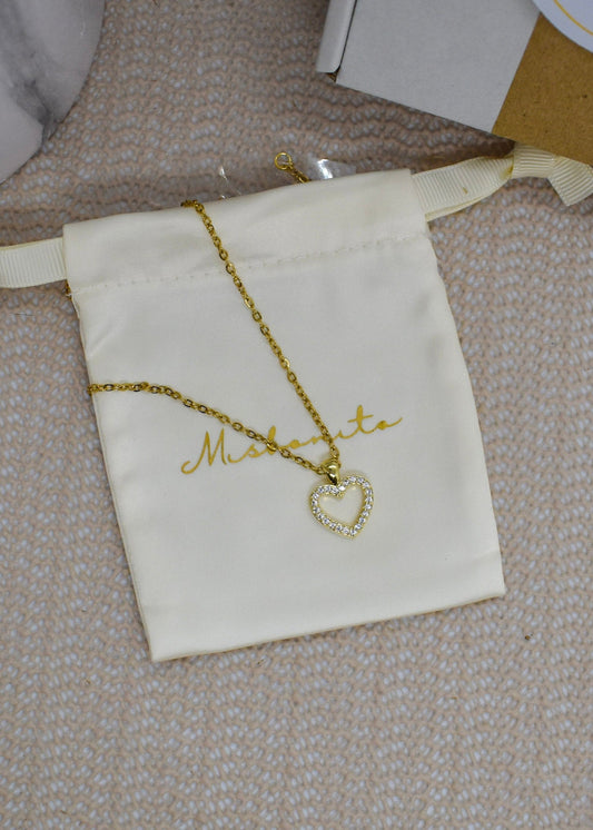 Hollow corazon necklaces