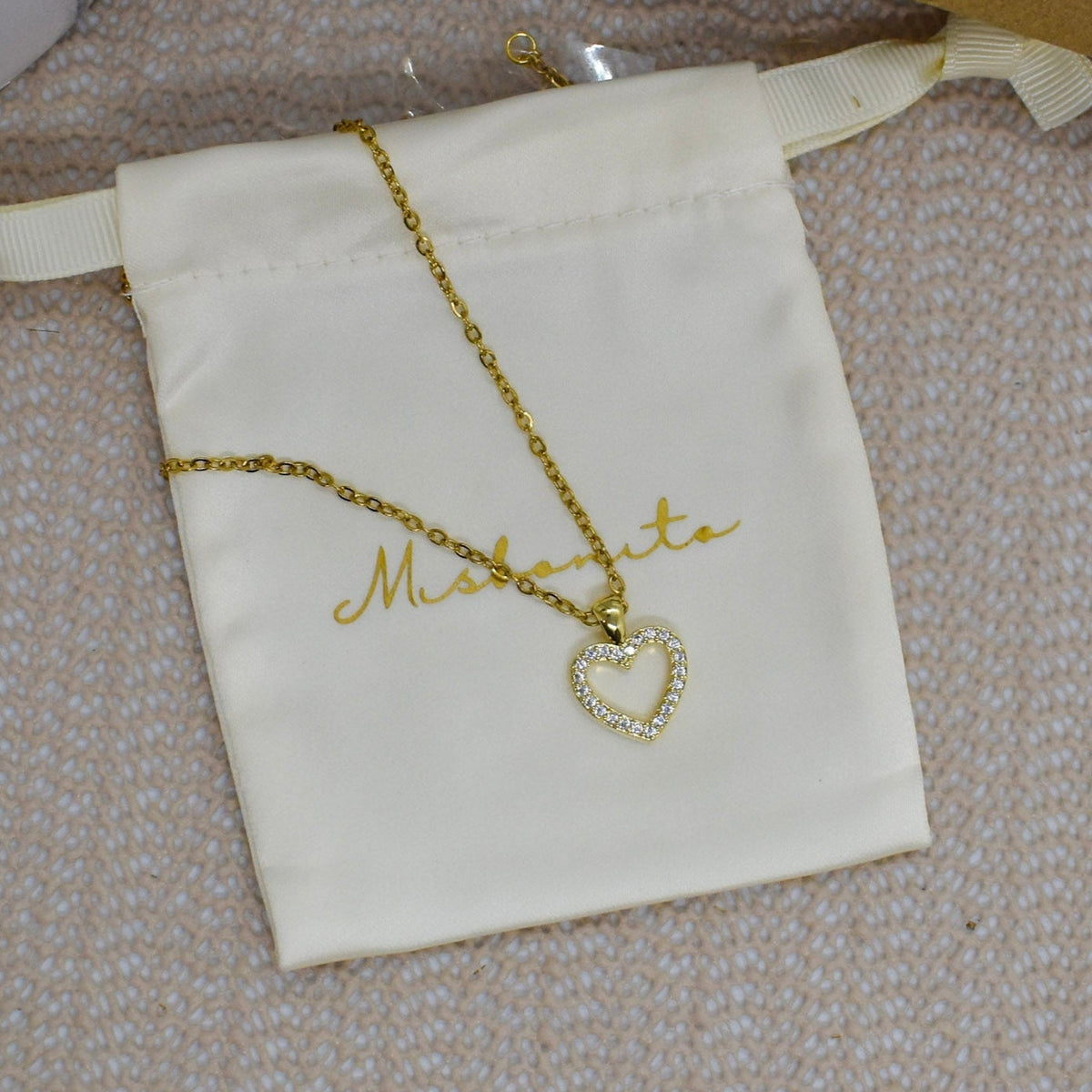 Hollow corazon necklaces