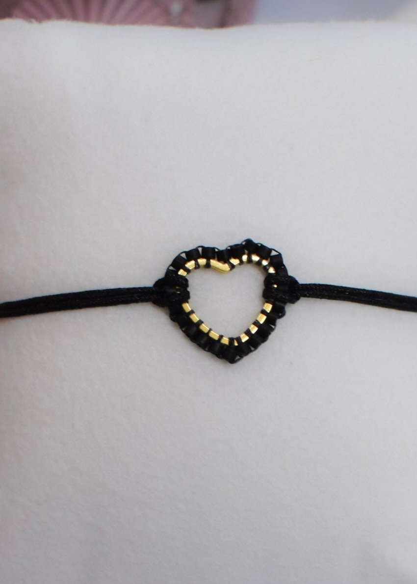 Miyuki black heart bracelet zoomed in