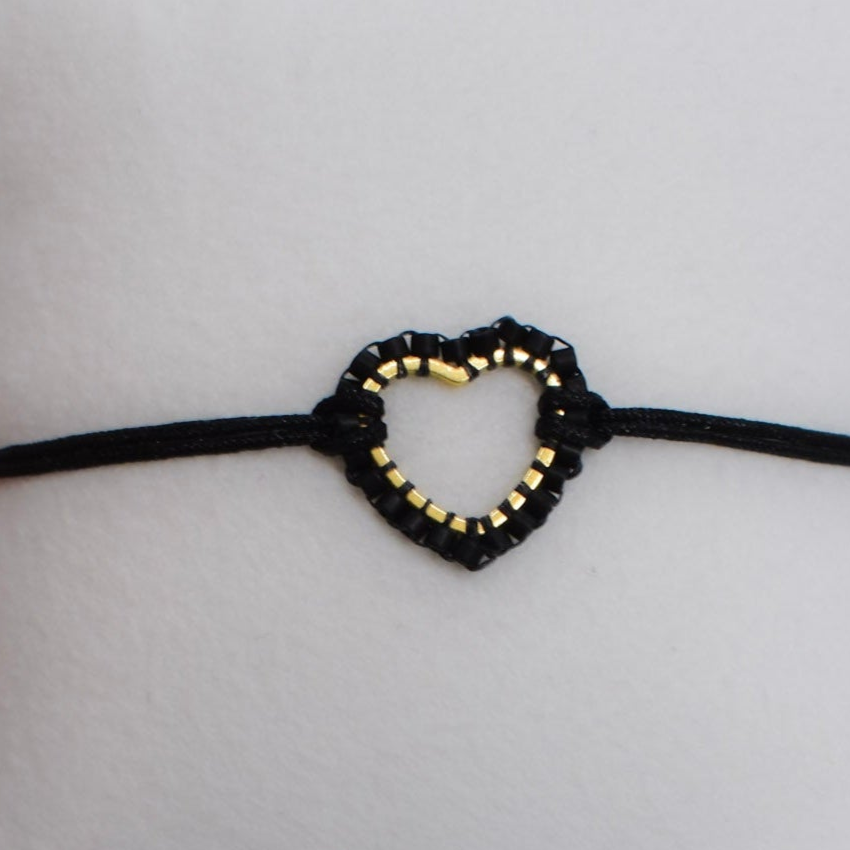 Miyuki black heart bracelet zoomed in