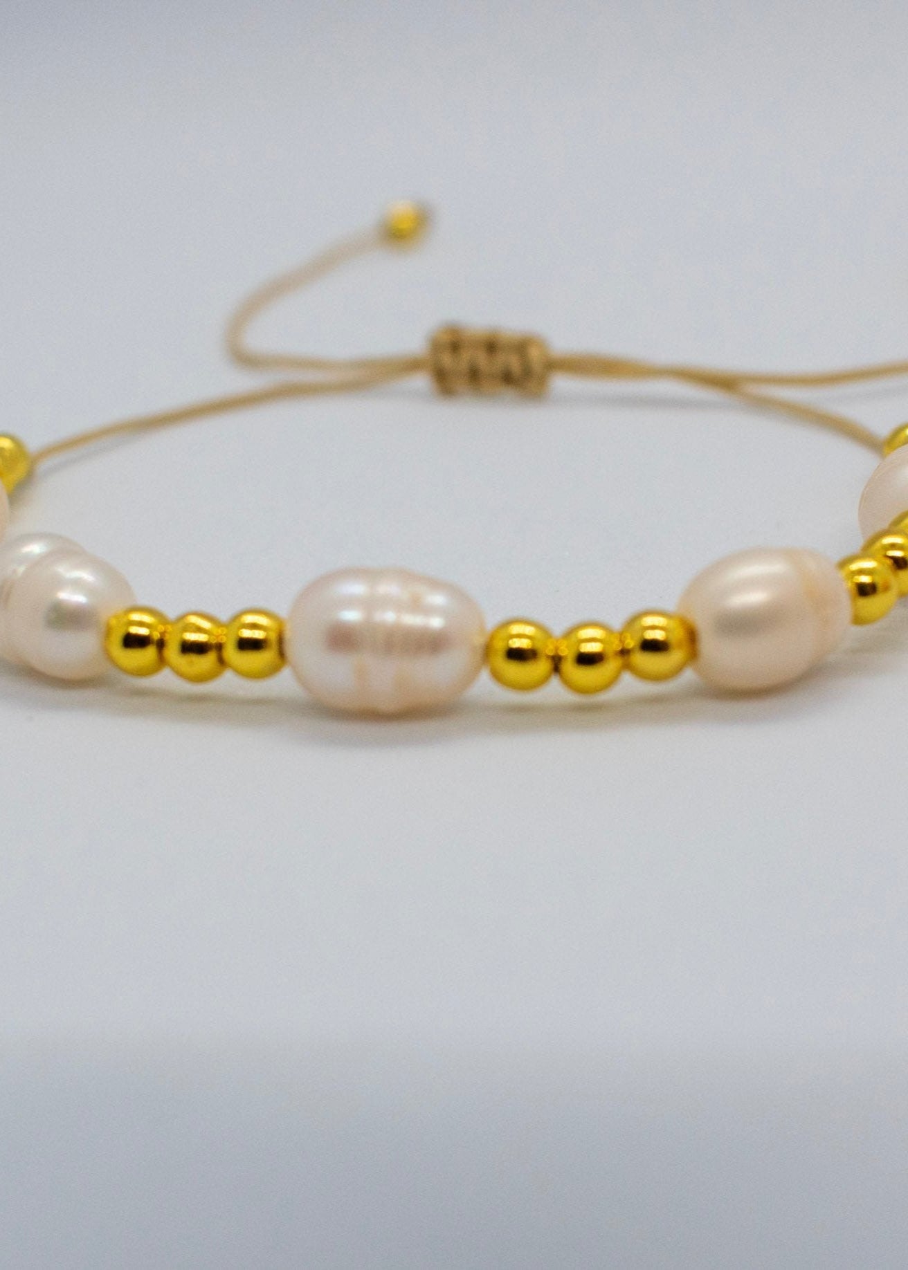 Pearls and gold bracelet adjustable