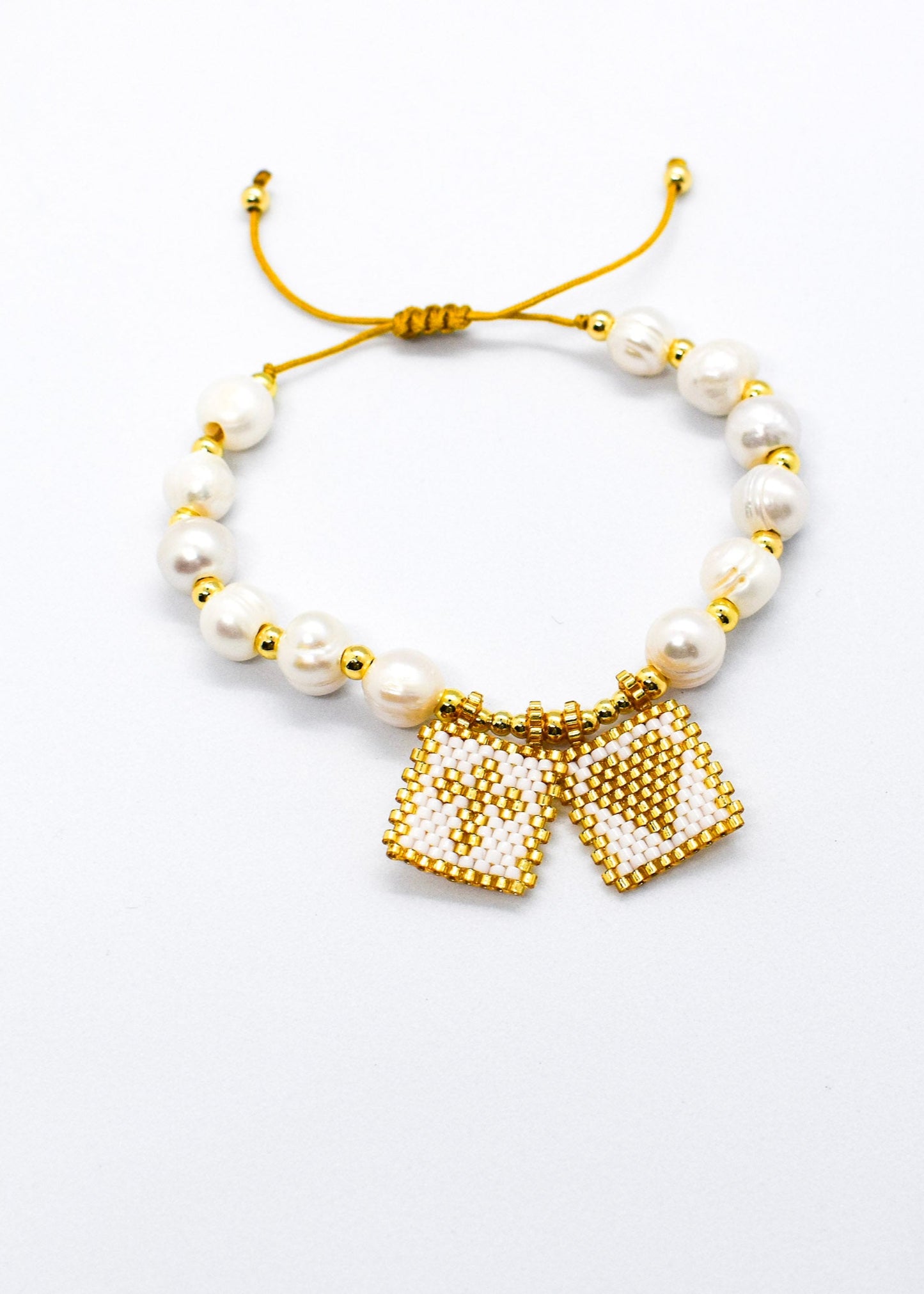 Scapular pearls bracelets white