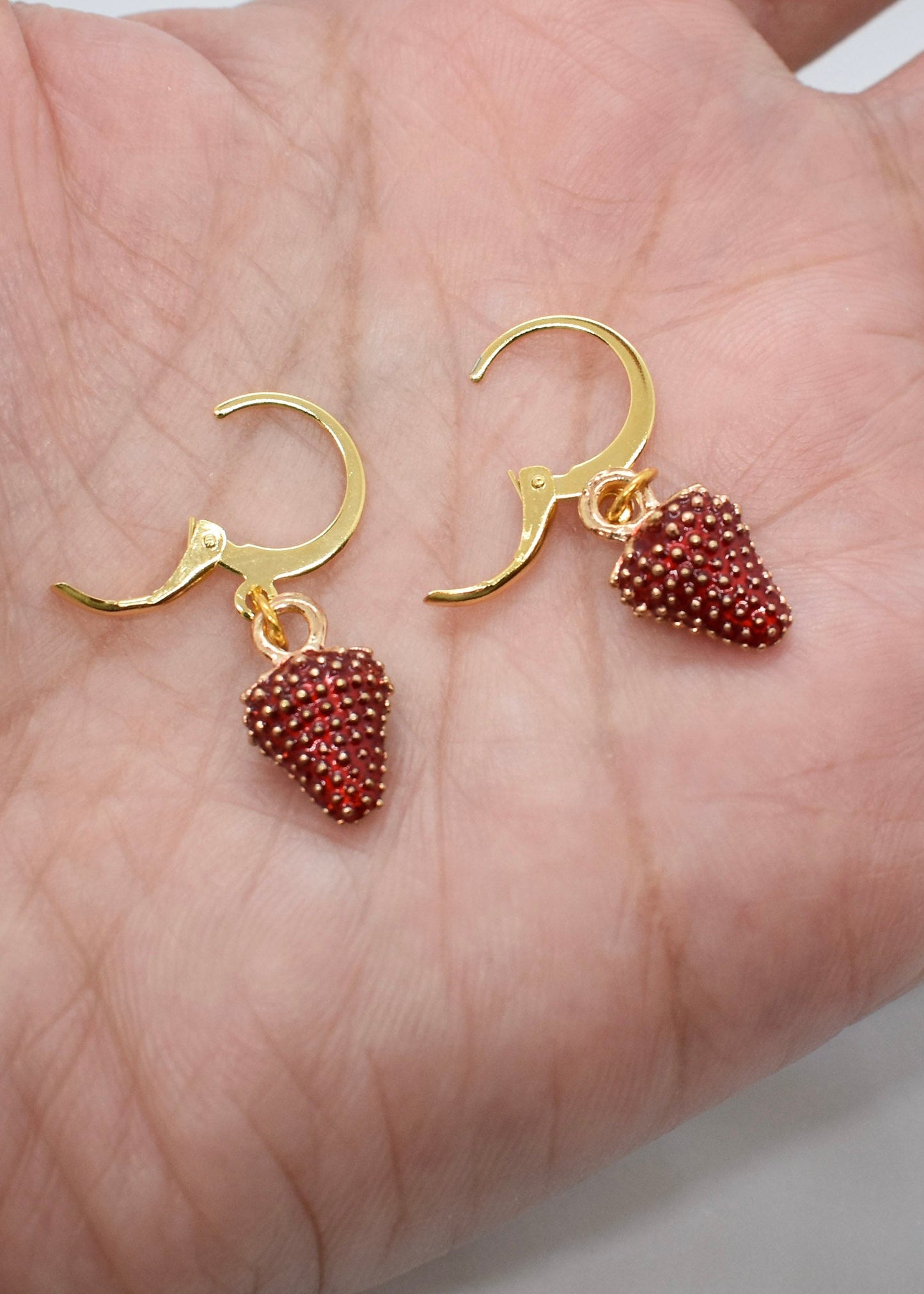 Strawberry short earrings