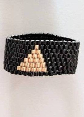 anillo black and triangle