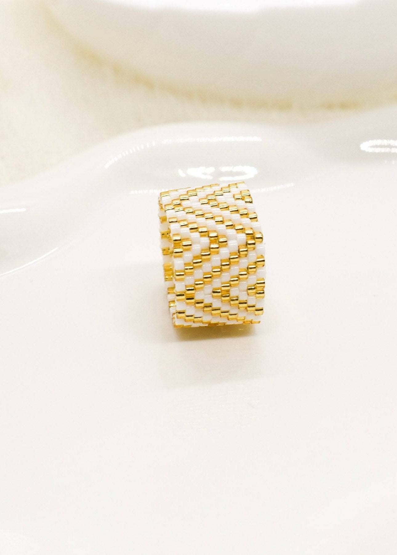 zizagwhiteand gold ring