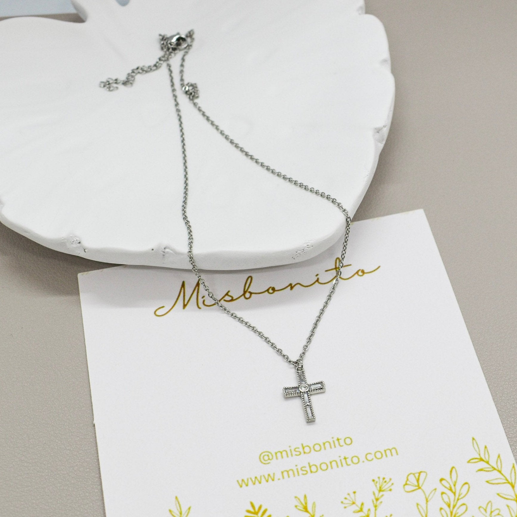 Cross tiny necklace