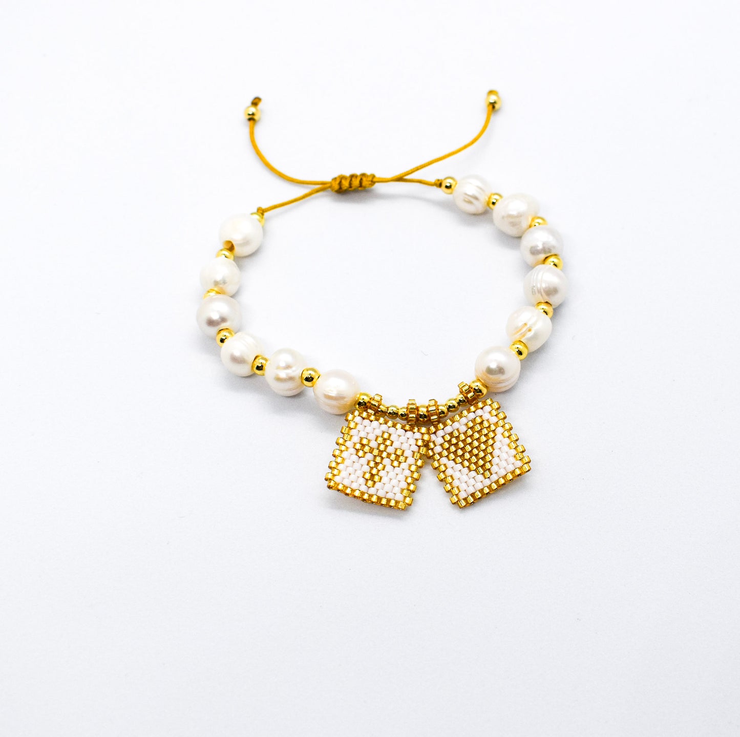 Scapular pearls bracelets white