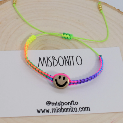 Happy face macrame bracelet